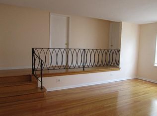 530 Dempster St APT 1, Mount Prospect, IL 60056