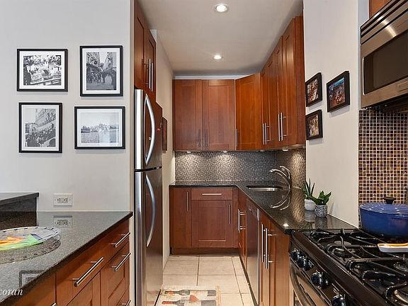 3rd image of 34 W 72nd St #112