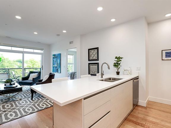 3rd image of 218 W Kingsley St Unit 212
