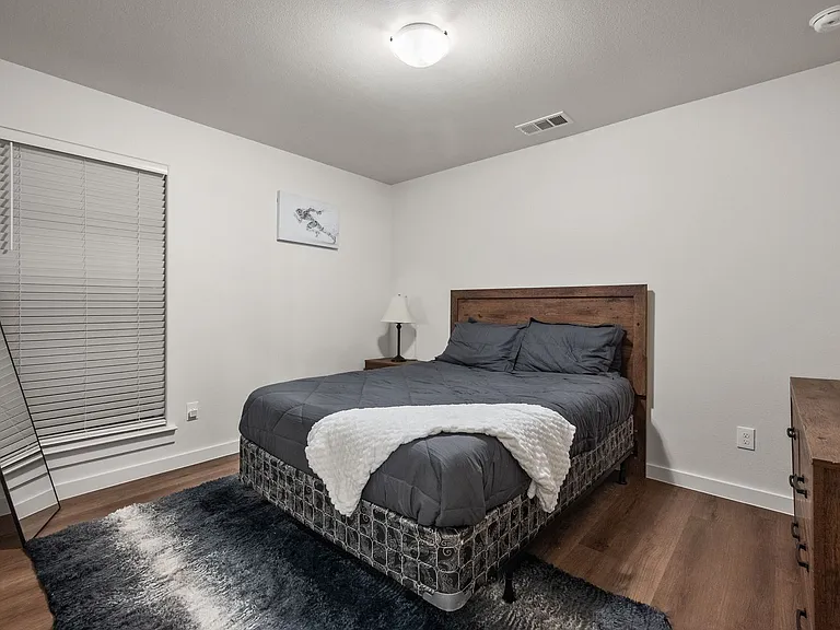 2515 Kenwood Ave — Photo 10