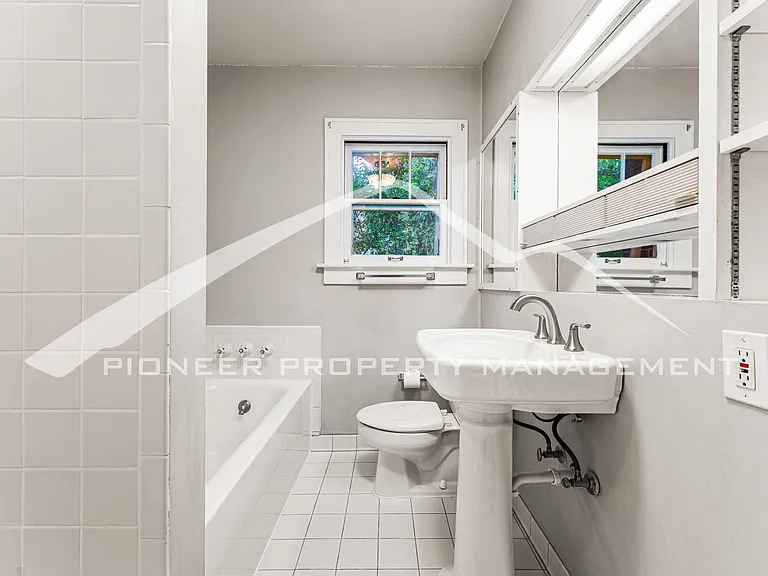 2324 Stuart St — Photo 20