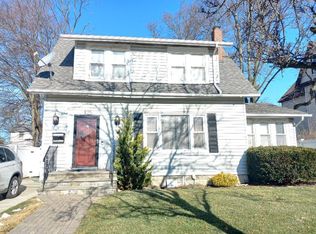 125 E Dean St, Freeport, NY 11520
