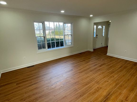 3rd image of 200 Glade Blvd