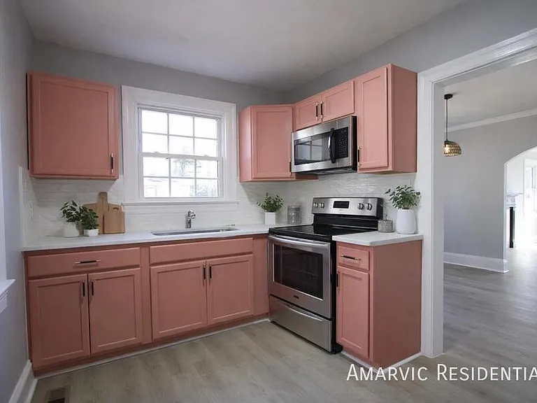 1602 Waverly Ave — Photo 2