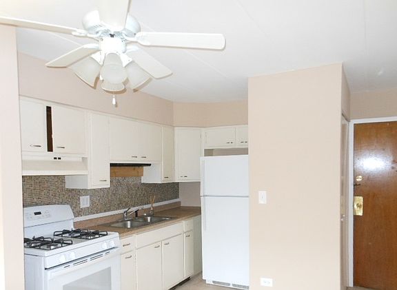 3rd image of 2541 Thatcher Ave APT 2C