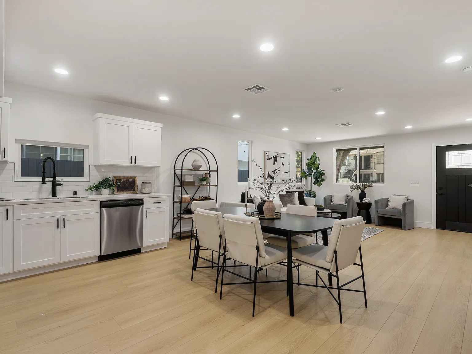 4 bed, 2000 sqft, $4,495 — Photo 4