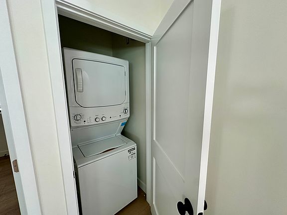 5th image of 124 Lyndon St #1