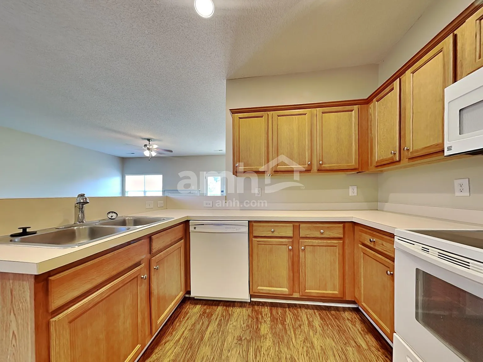 3 bed, 2.0 bath, 1405 sqft, $2,165 — Photo 3