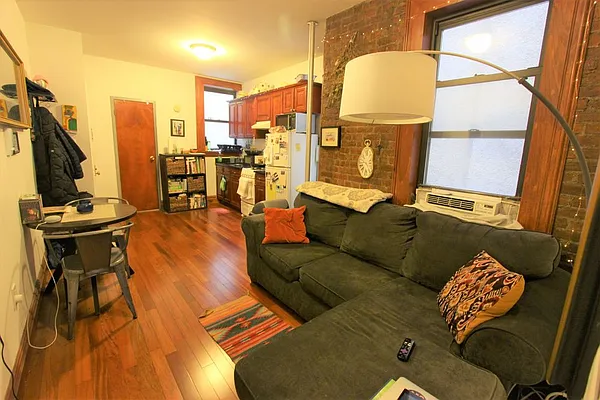 Rented by Dynamik Realty | media 7