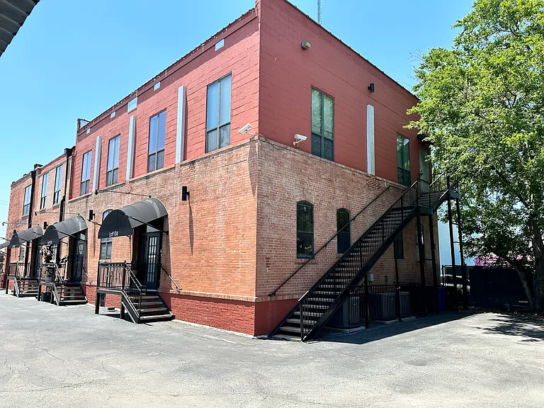Corner location of loft 104 (ground floor)