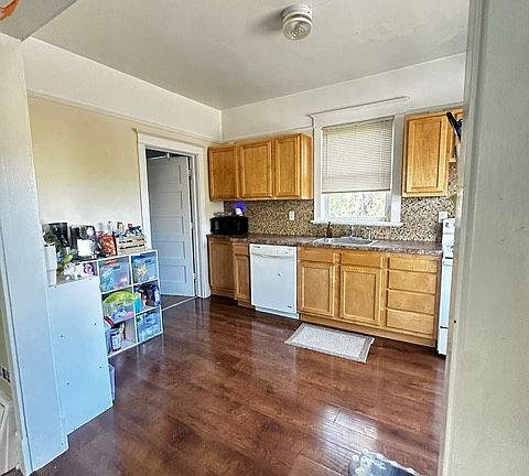 4th image of 607 E 7th St