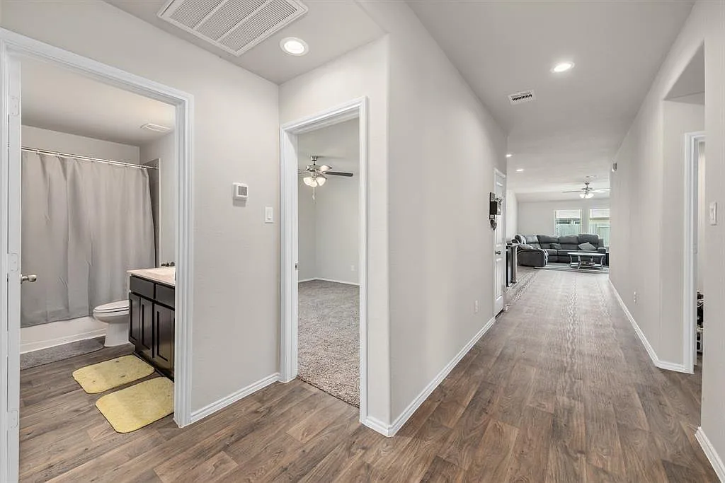 4 bed, 2.0 bath, 1860 sqft, $2,300 — Photo 3