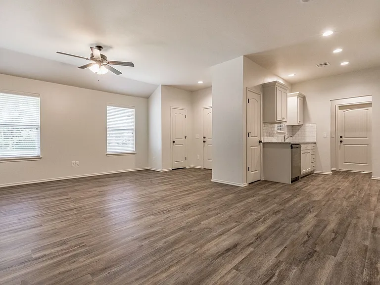 421 Chalk Hill Ct — Photo 3