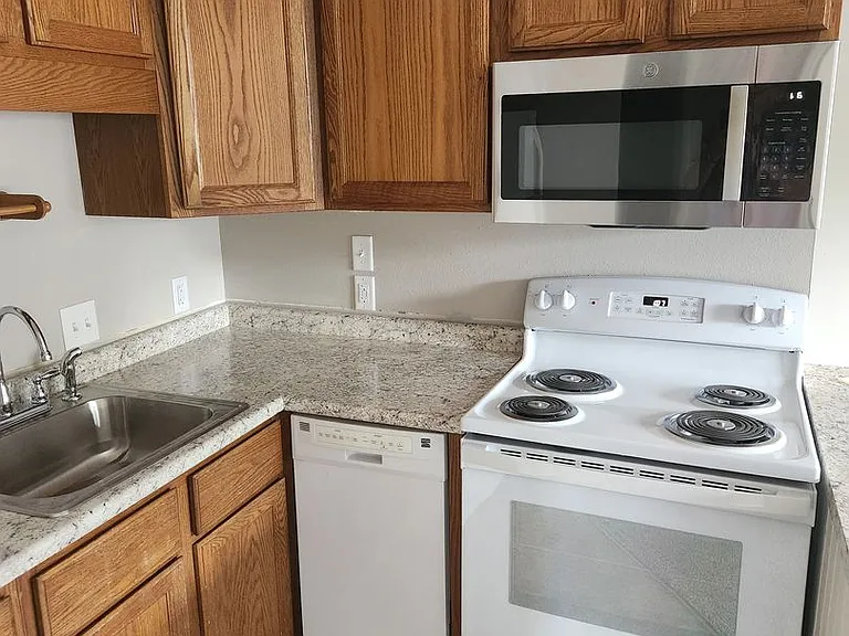 Pleasant Court Apartments — Photo 45