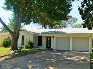 917 Stratford Dr, Grand Prairie, TX 75051