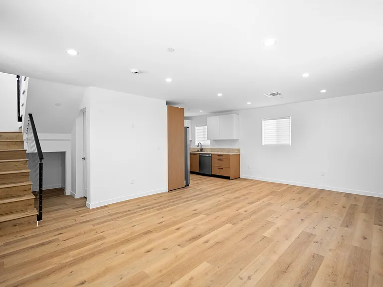 11049 Yarmouth Ave #49 — Photo 6