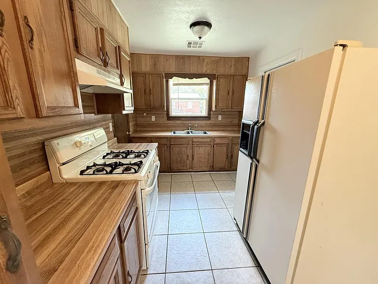 1004 S 3rd St — Photo 10