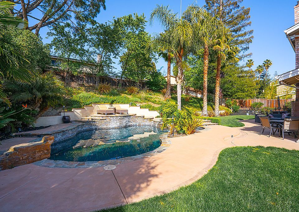 2nd image of 1035 Alicante Dr