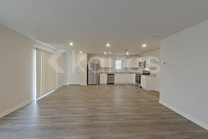 4 bed, 2.5 bath, 2376 sqft, $2,395 — Photo 4
