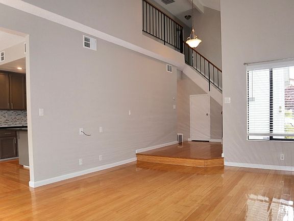3rd image of 34694 Siward Dr
