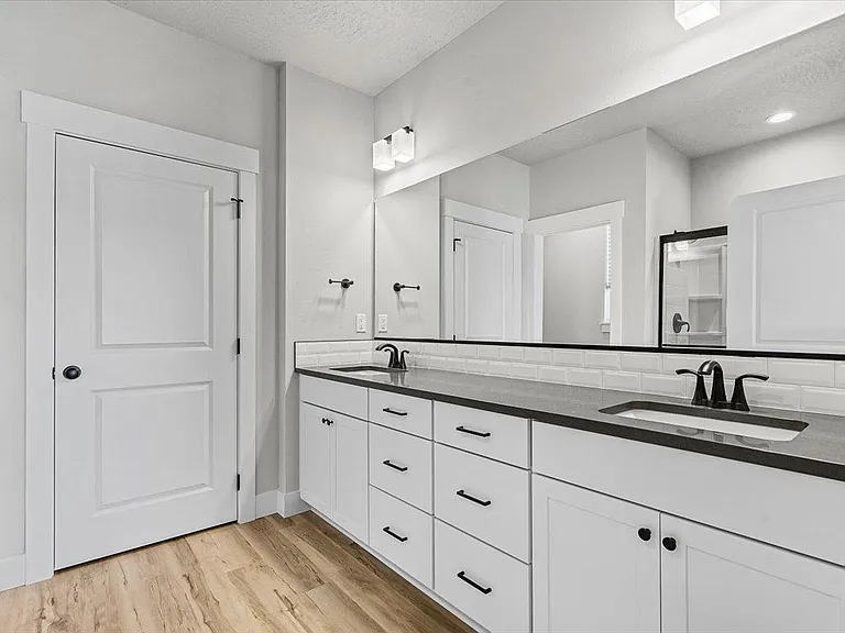 Large primary bathroom - Imperial floorplan