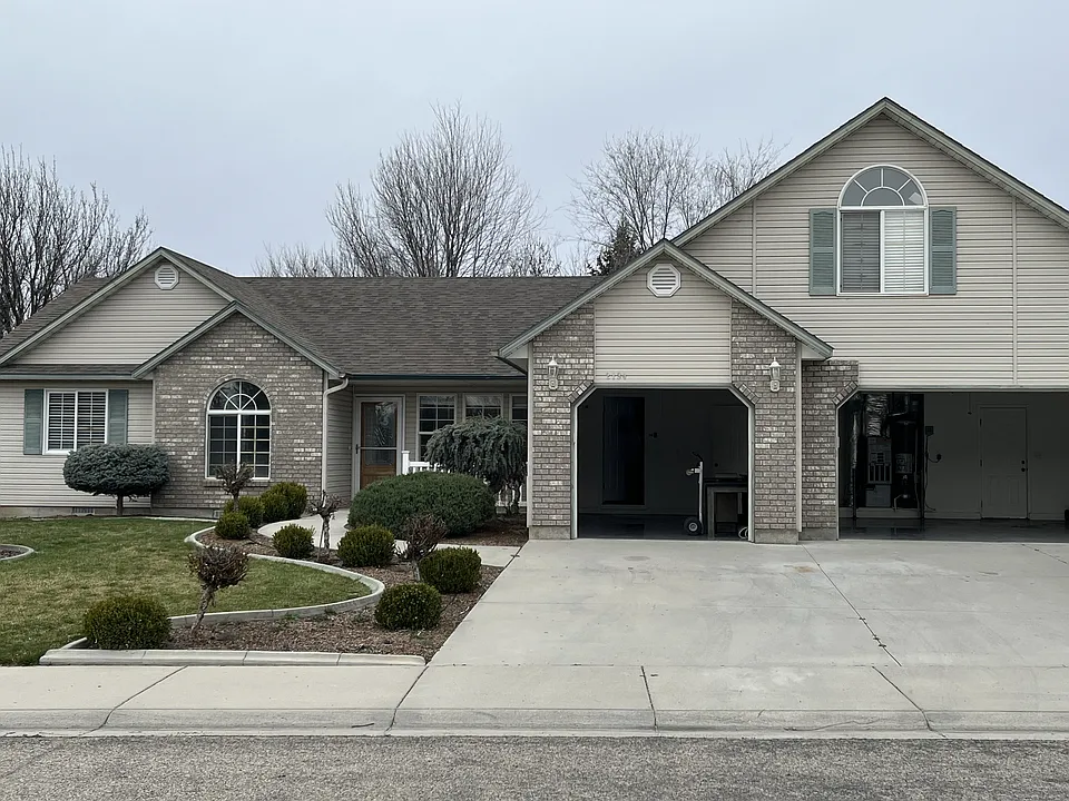 2134 E Dworshak Dr