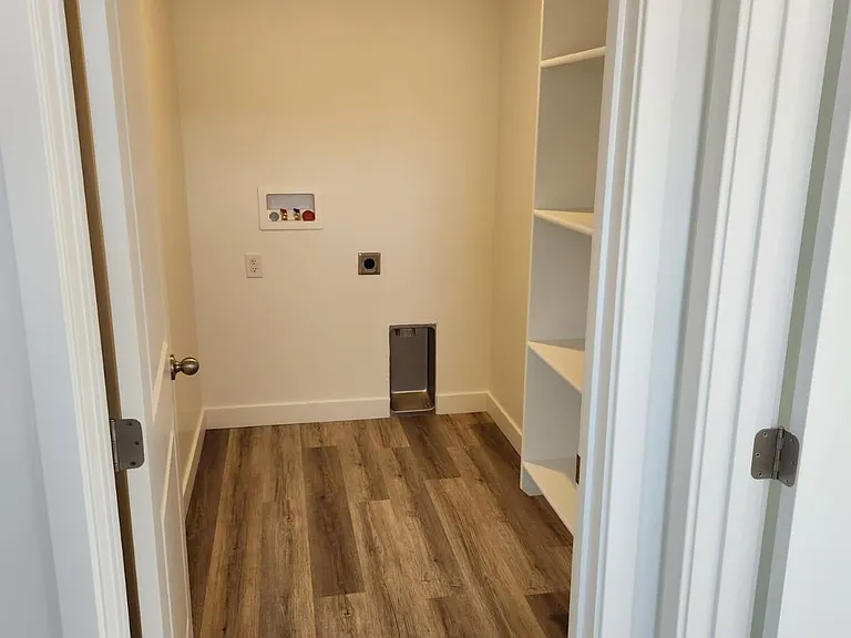 537 May Dr — Photo 10