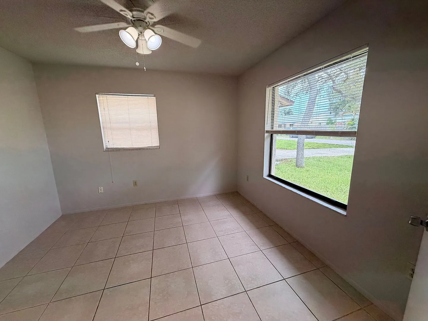 2/2 Bedroom house with 1 car garage and fenced yard. — Photo 2