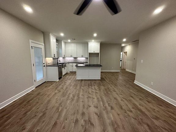 3rd image of 914 Baker St