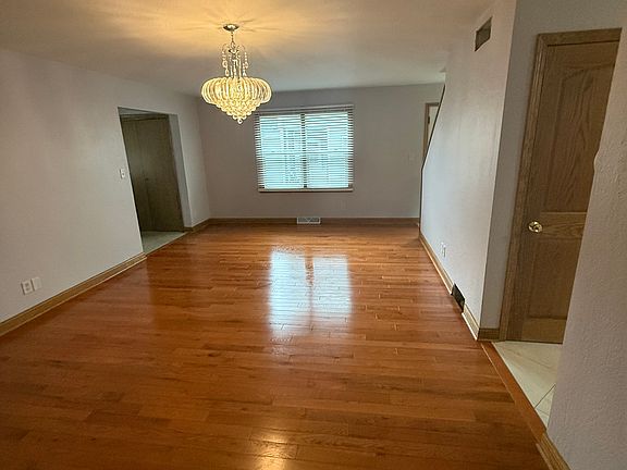 3rd image of 324 Southtowne Dr
