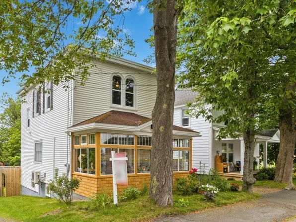 24 Queen St, Bridgewater, NS B4V 1P2