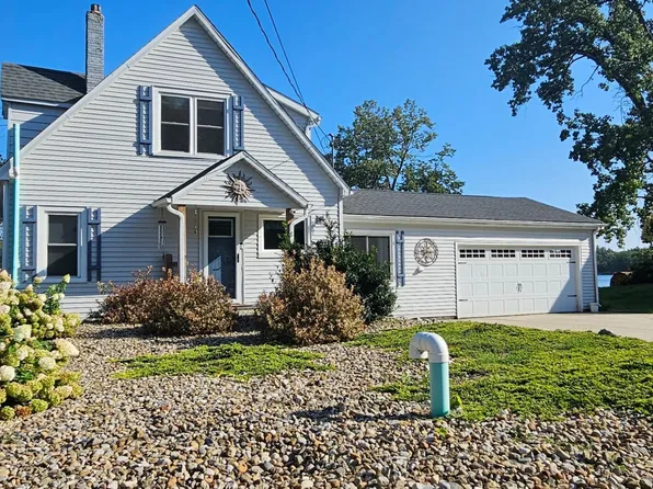 227 Lakeview Dr, Walkerton, IN 46574