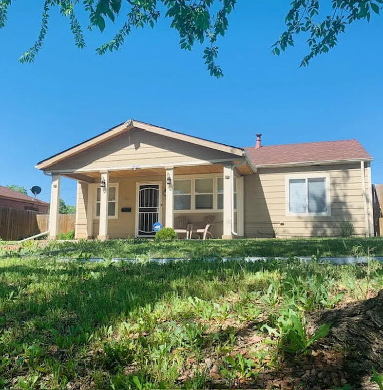 3 bed, 1.0 bath, 840 sqft, $2,400 — Photo 1