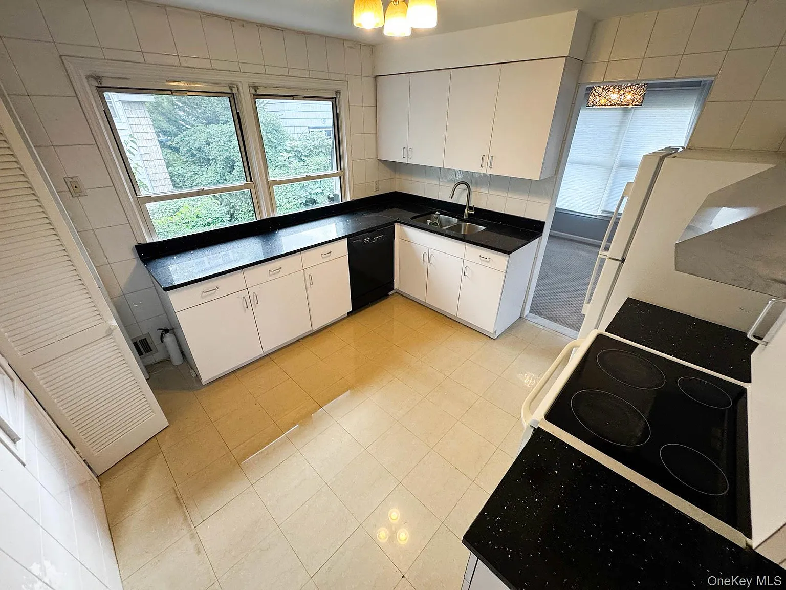 3 bed, 2.0 bath, 1400 sqft, $3,300 — Photo 4