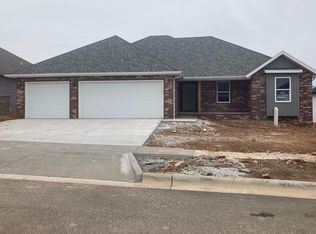 806 E Crew Dr, Nixa, MO 65714