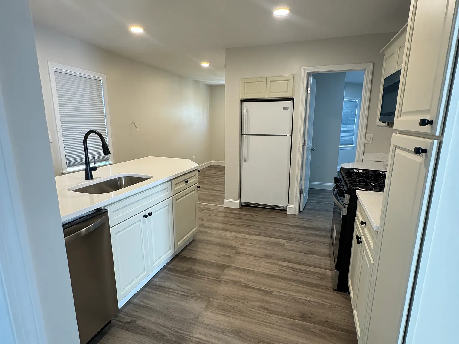 2 bed, 700 sqft, $2,400 — Photo 2
