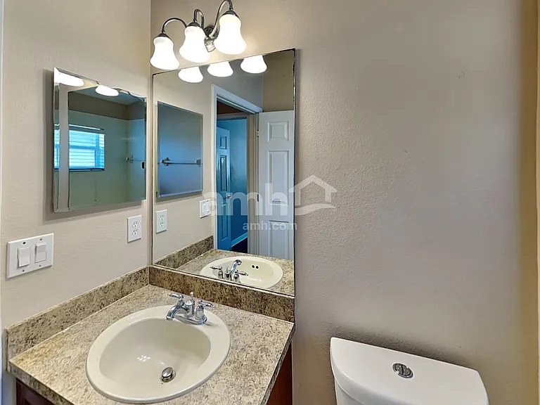 2305 Lawrence Hall St — Photo 18