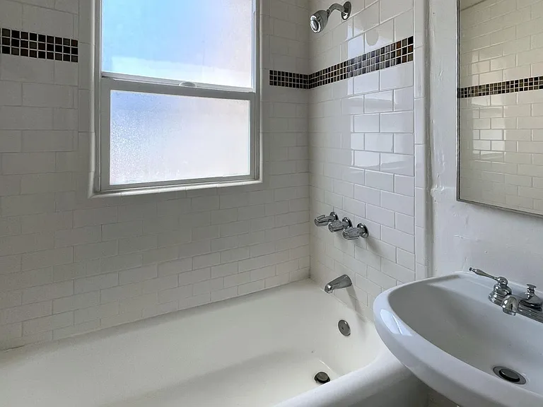 CT2 - Catalina Apts — Photo 10