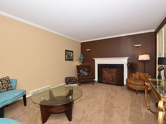 SPACIOUS LIVING ROOM