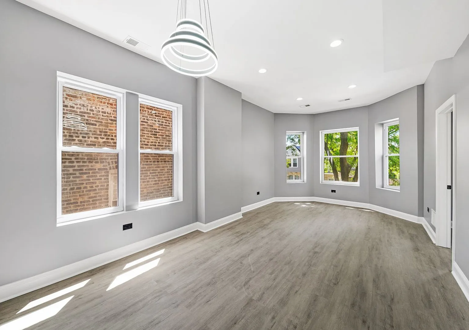 3 bed, $2,000 — Photo 1