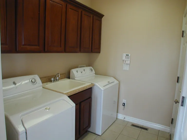 400 Sterling Dr — Photo 6