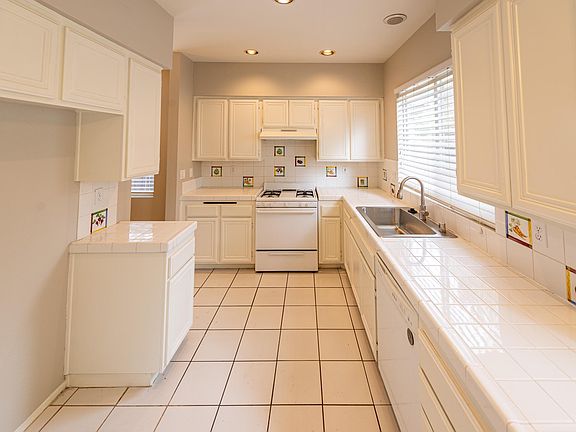 2nd image of 39556 Warbler Dr