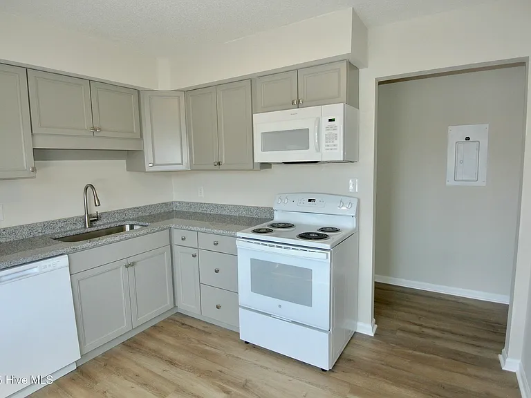 1729 Elmwood St #D — Photo 7