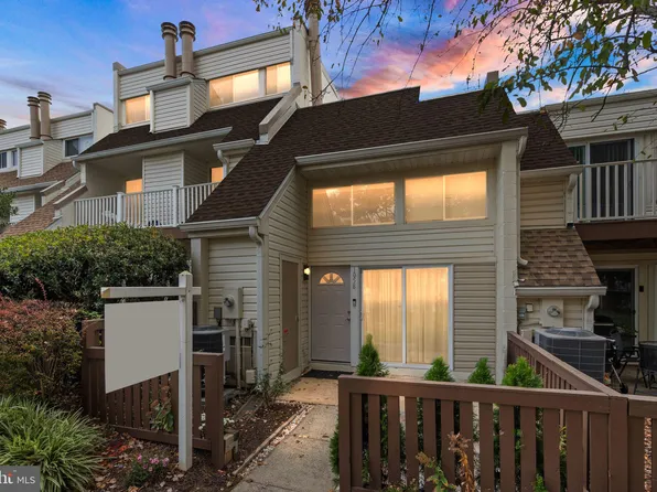1058 Warwick Ct, Sterling, VA 20164