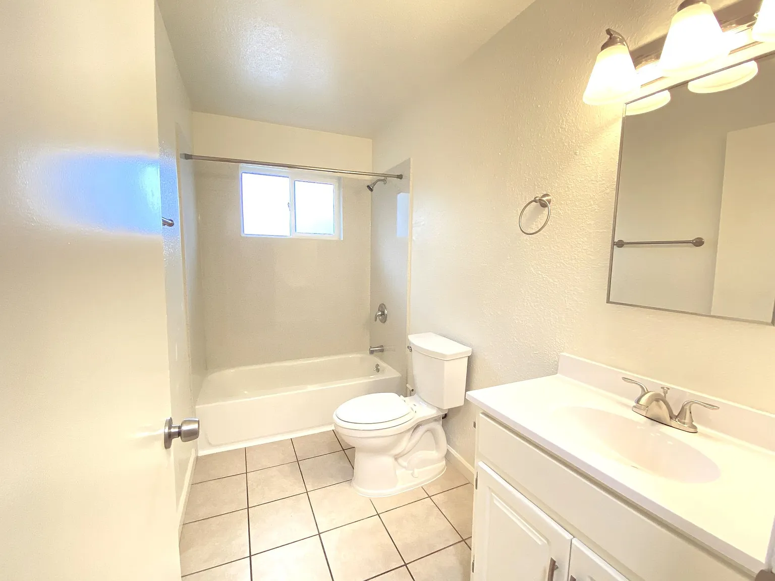 Lone Pine Apartments — Photo 2