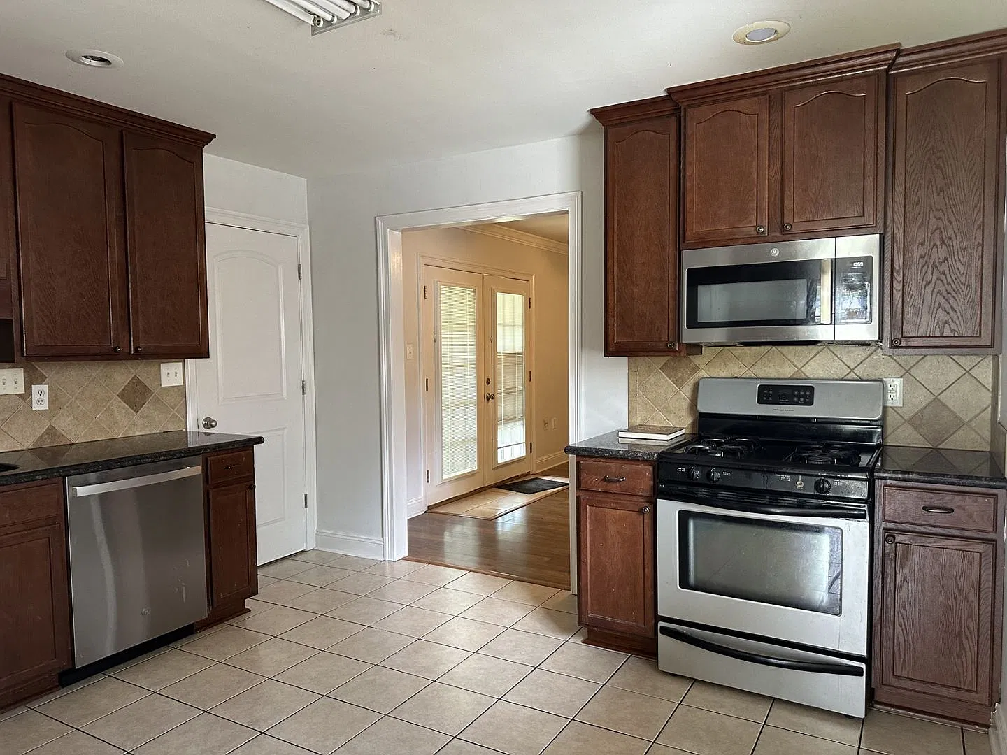 Cozy 3 BR 1-1/2 Bath Home — Photo 4