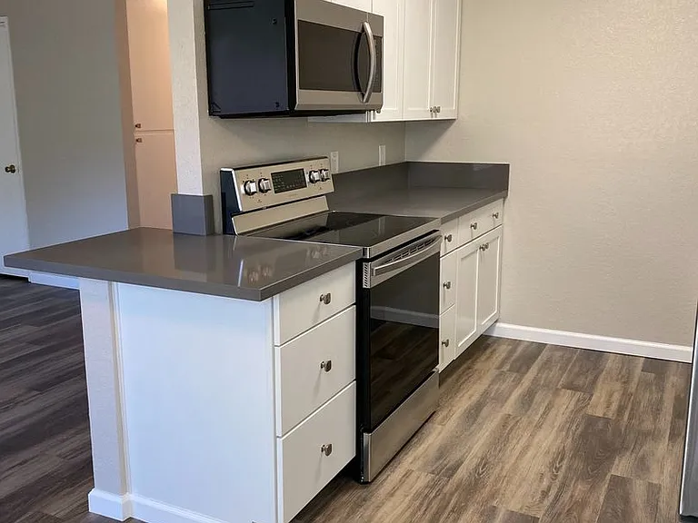 Los Olivos Apartments — Photo 24
