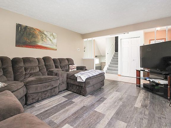 3rd image of 922 Shadylawn Dr