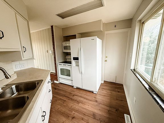 3rd image of 3026 Brookwood Dr