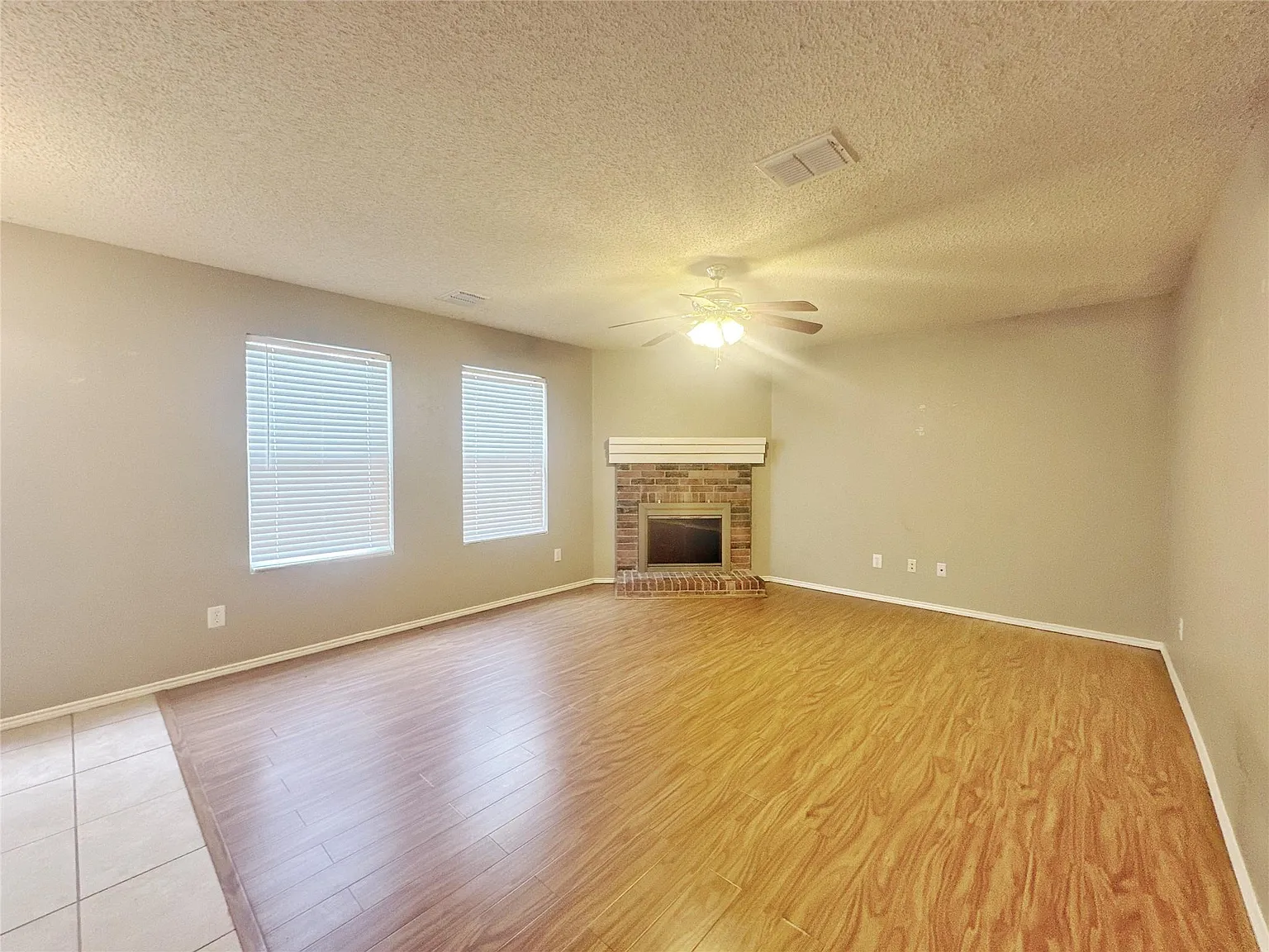 3 bed, 2.5 bath, 2306 sqft, $2,250 — Photo 4
